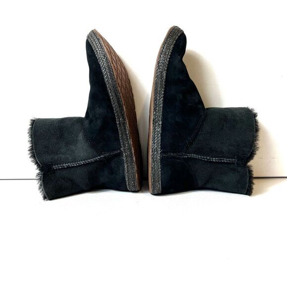 UGG Classic Ankle Bootie Women's 7 Black Leather Sheepskin Lining Pull On Casual - Picture 6 of 11